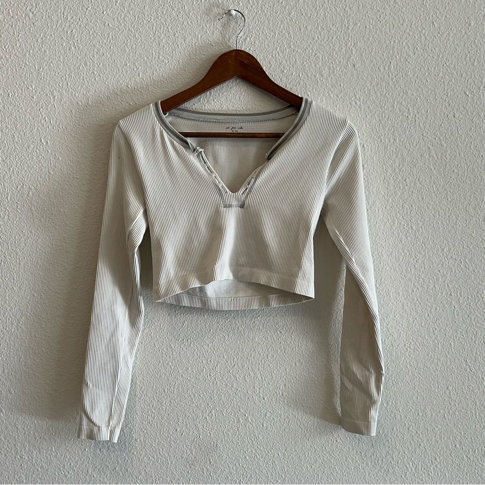 UO Out From Under Crop Ribbed Seamless V Neck Top 336